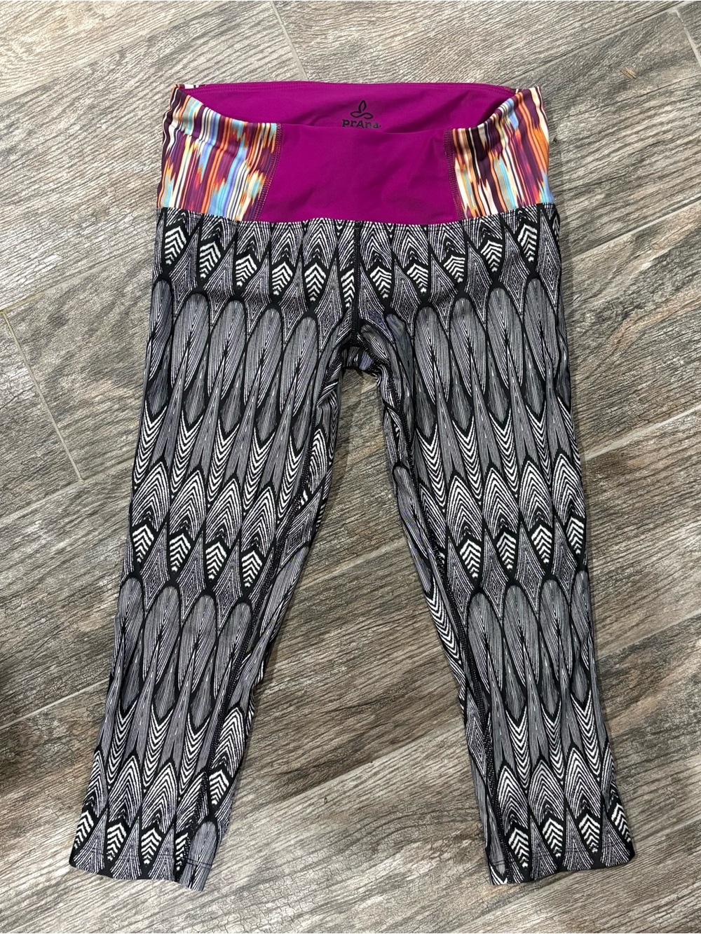 Prana Cropped Athletic Leggings Capri Black White Pink Geometric Print Sz XS
